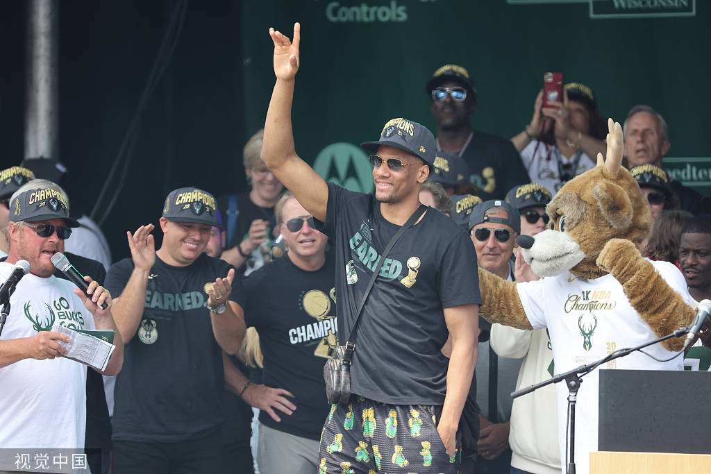 卡马乔：维尼修斯国家德比被换下有情绪正常，5分钟就没事了（卡马乔：维尼修斯在国家德比被换下情绪波动属正常，五分钟就平复了）