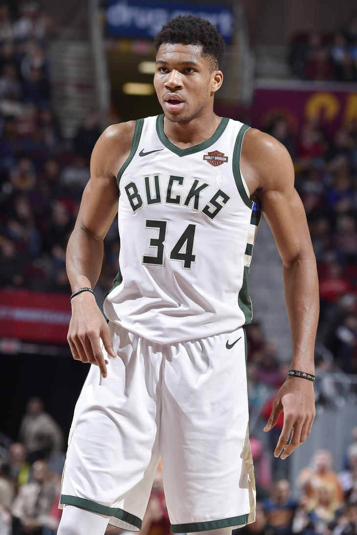 西班牙足协宣传反家暴：面对家庭暴力，直接出示红牌（西班牙足协发起反家暴倡议：对家庭暴力亮出红牌）