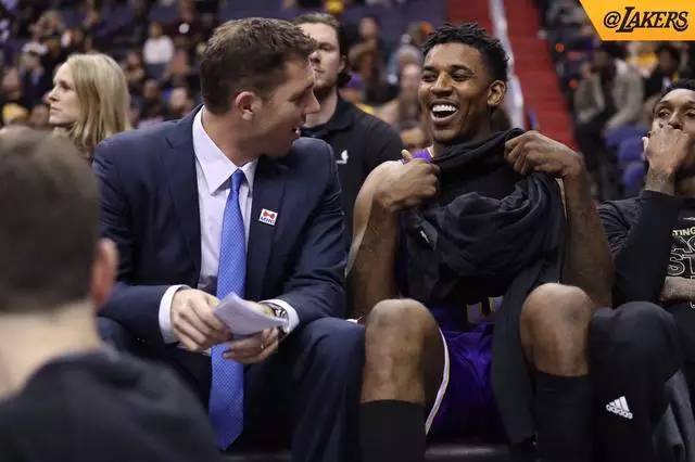 阿尔梅达谈德比失利：我很难过，球队总在关键比赛中失误（阿尔梅达评德比败局：心情沉重，关键战球队屡犯错）